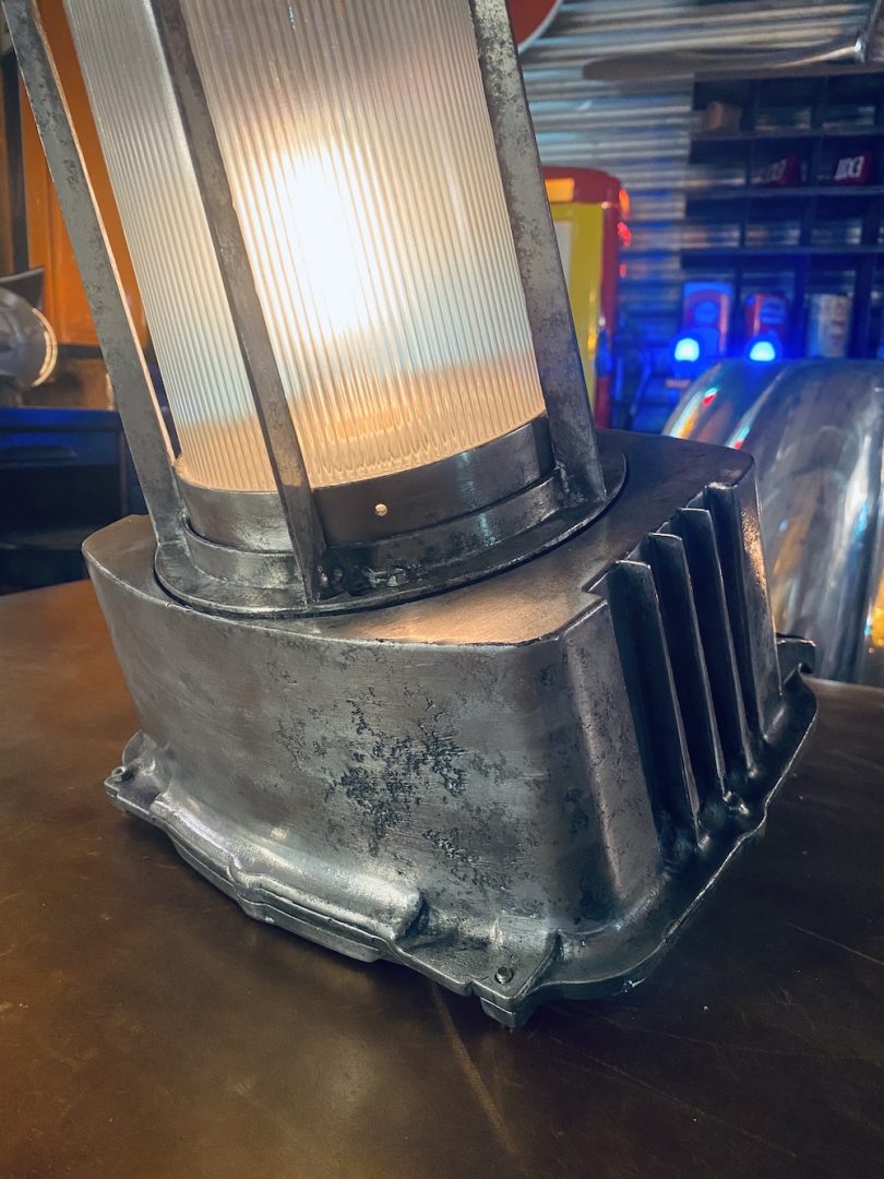lampe coursive en aluminium