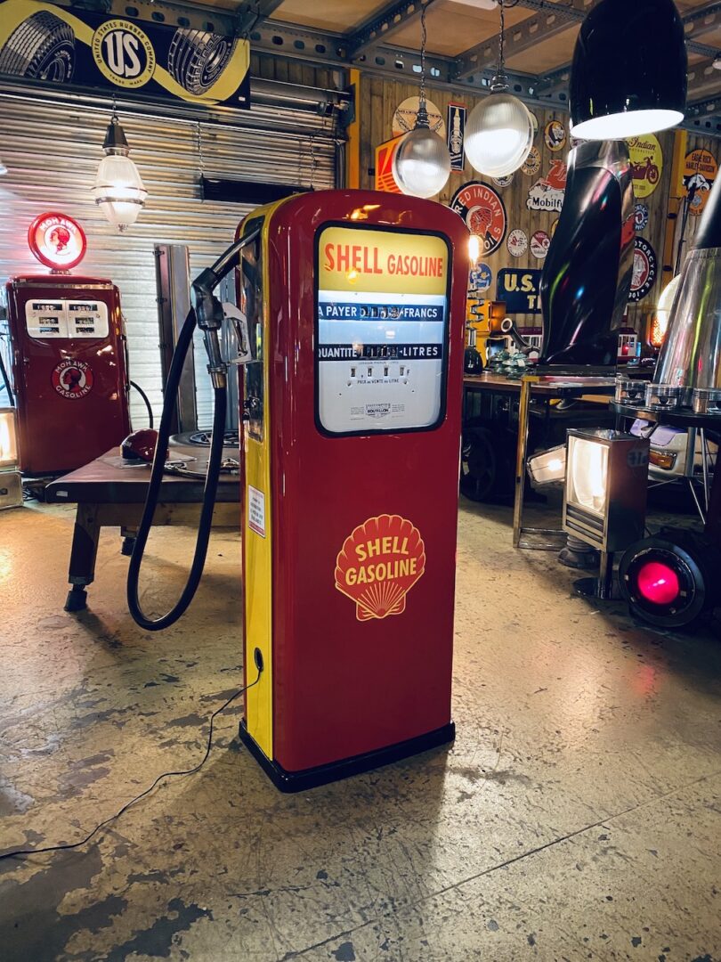 Pompe à essence ancienne Shell