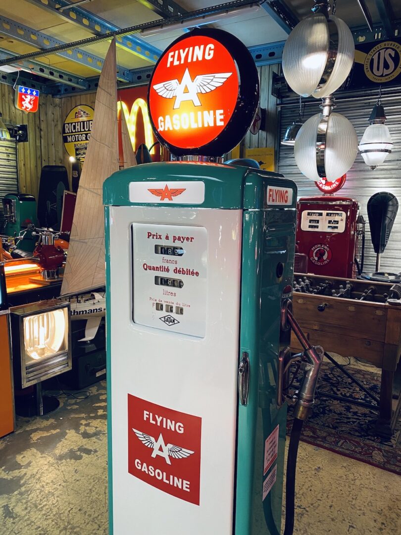 Pompe à essence station service ancienne