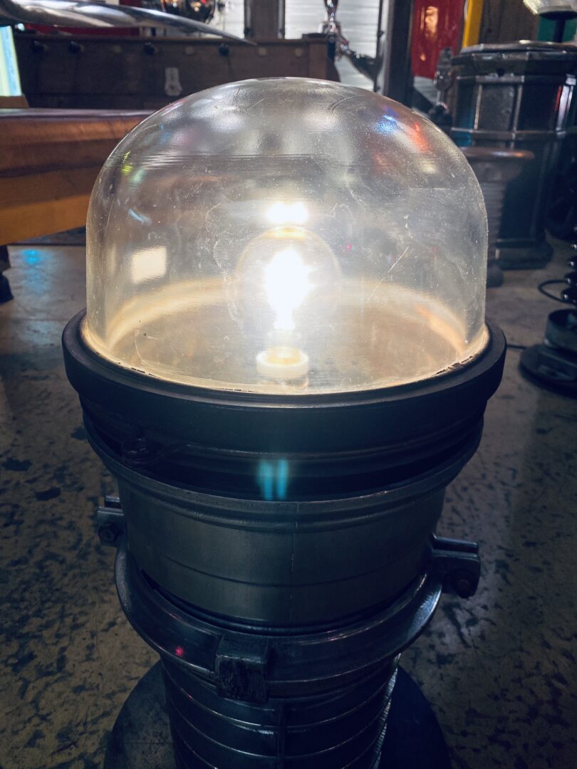 Lampe projecteur en fonte vintage
