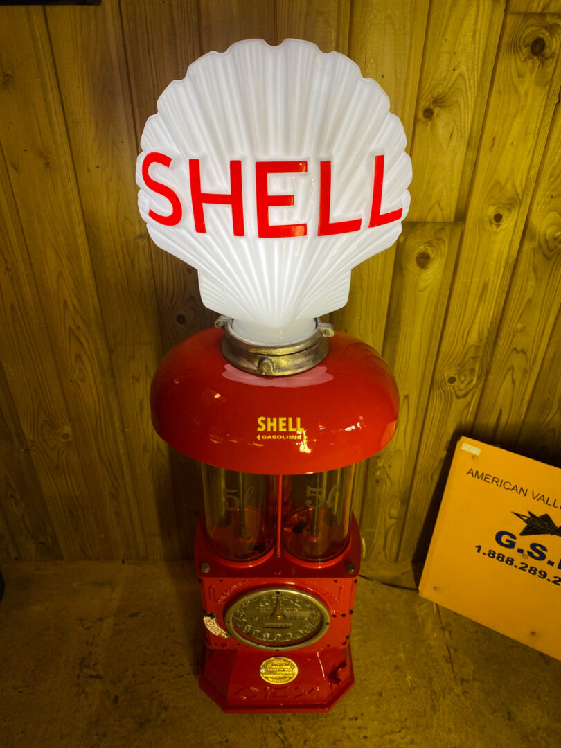 Pompe à essence shell avec globe