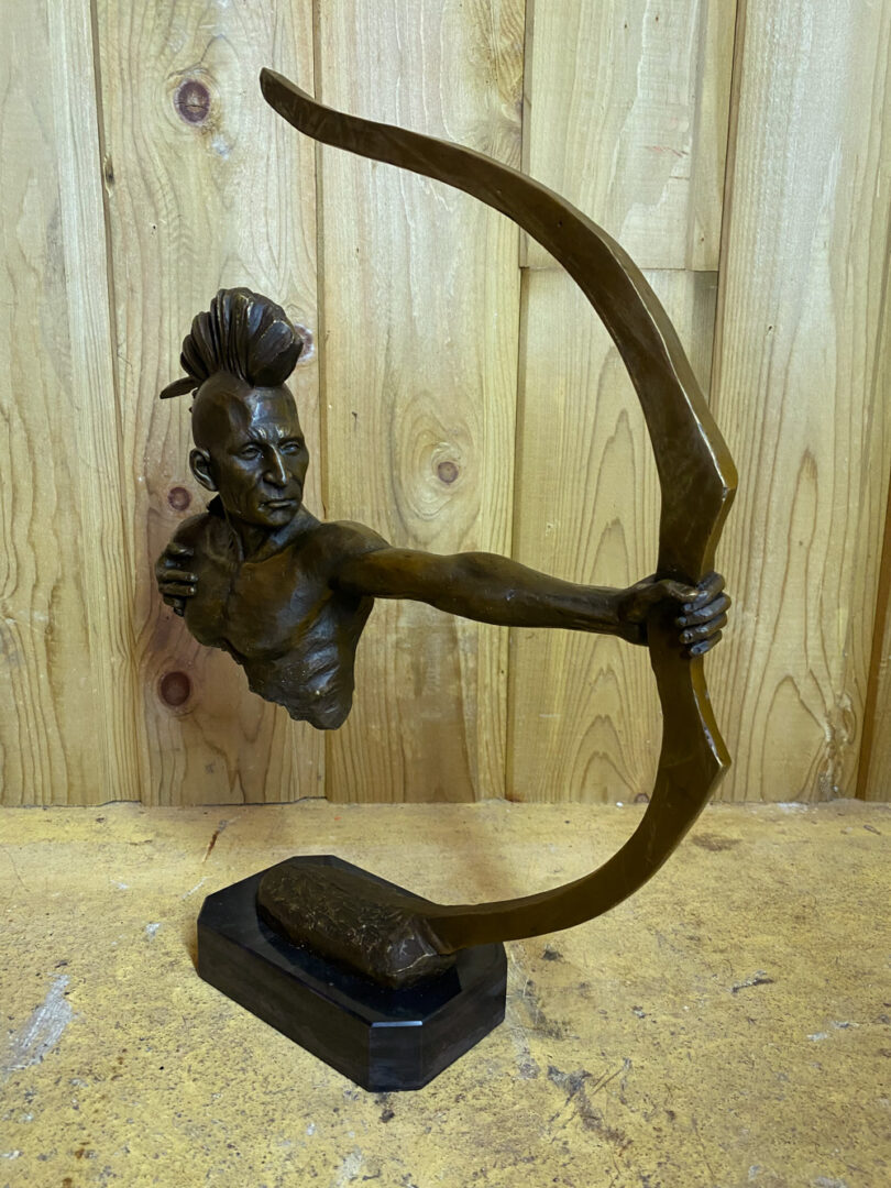 Sculpture en bronze d'un guerrier