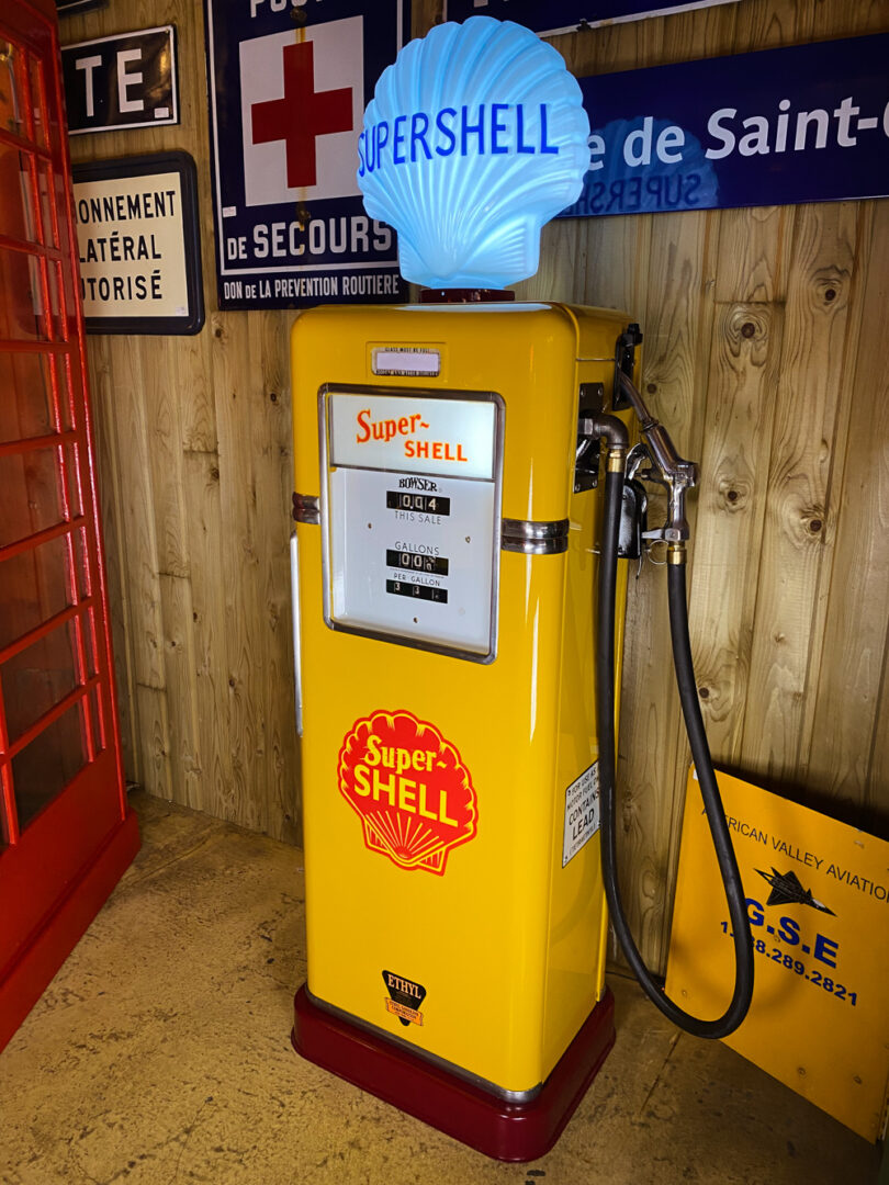 Pompe à essence Supershell ancienne