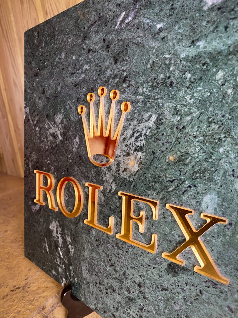 Enseigne Rolex sur socle