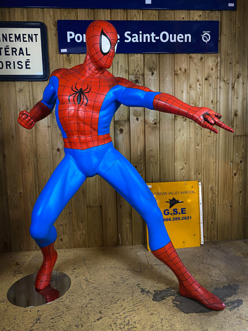 Grande statue de Spiderman