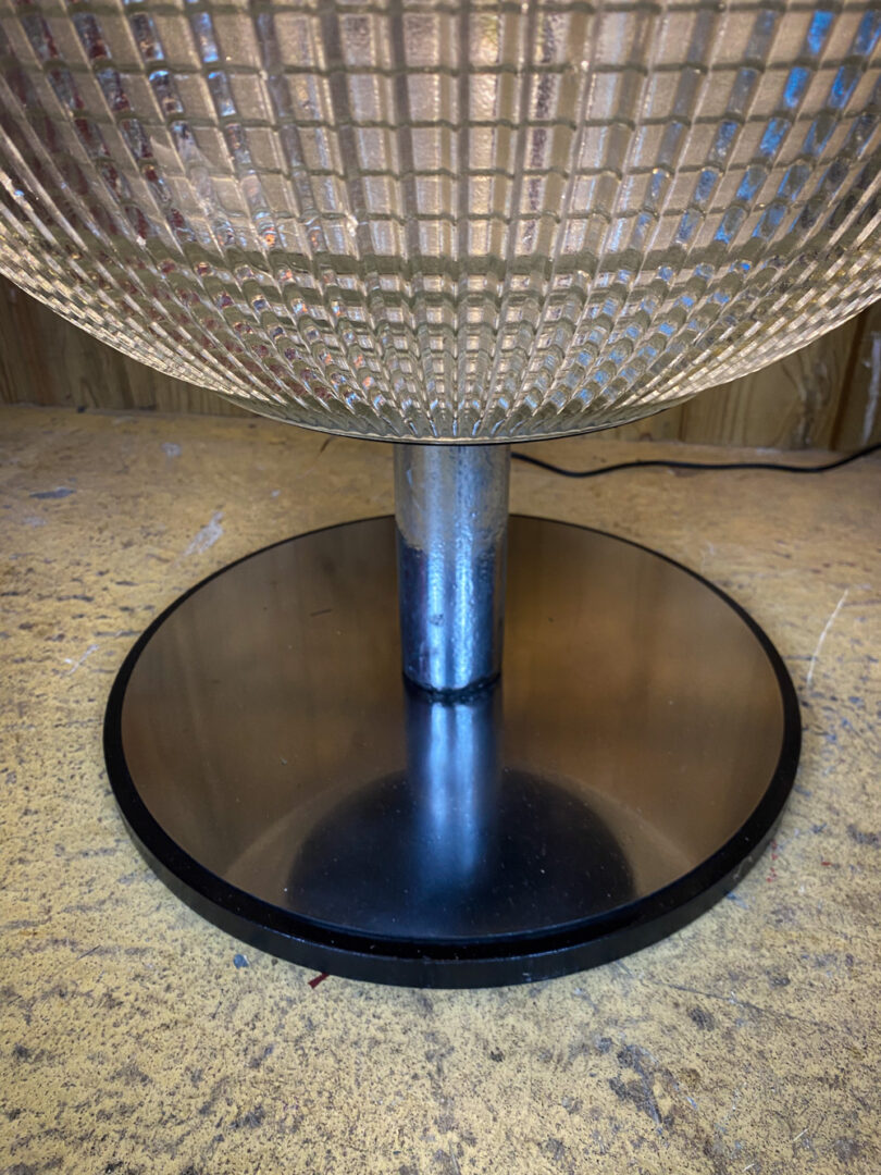 Lampe holophane en verre et métal