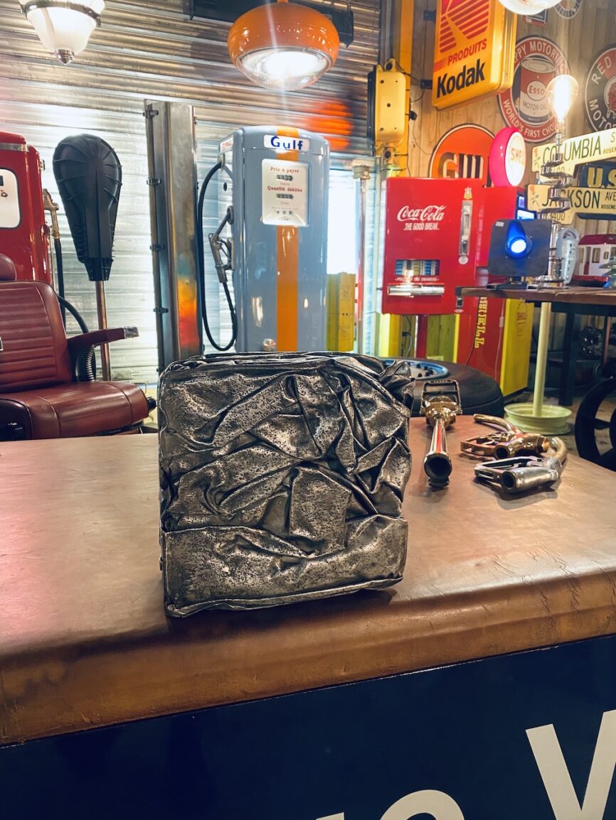 Compression métallique objet design