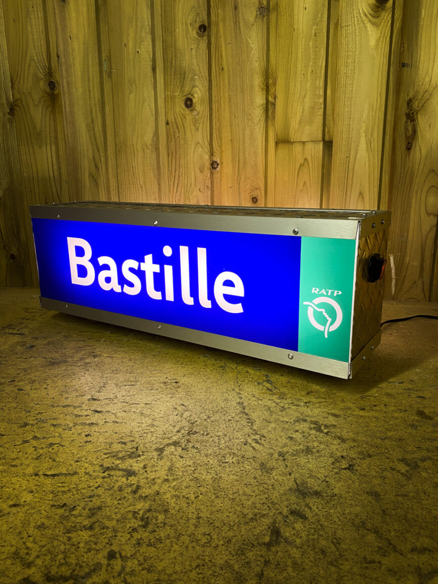 Enseigne lumineuse du métro