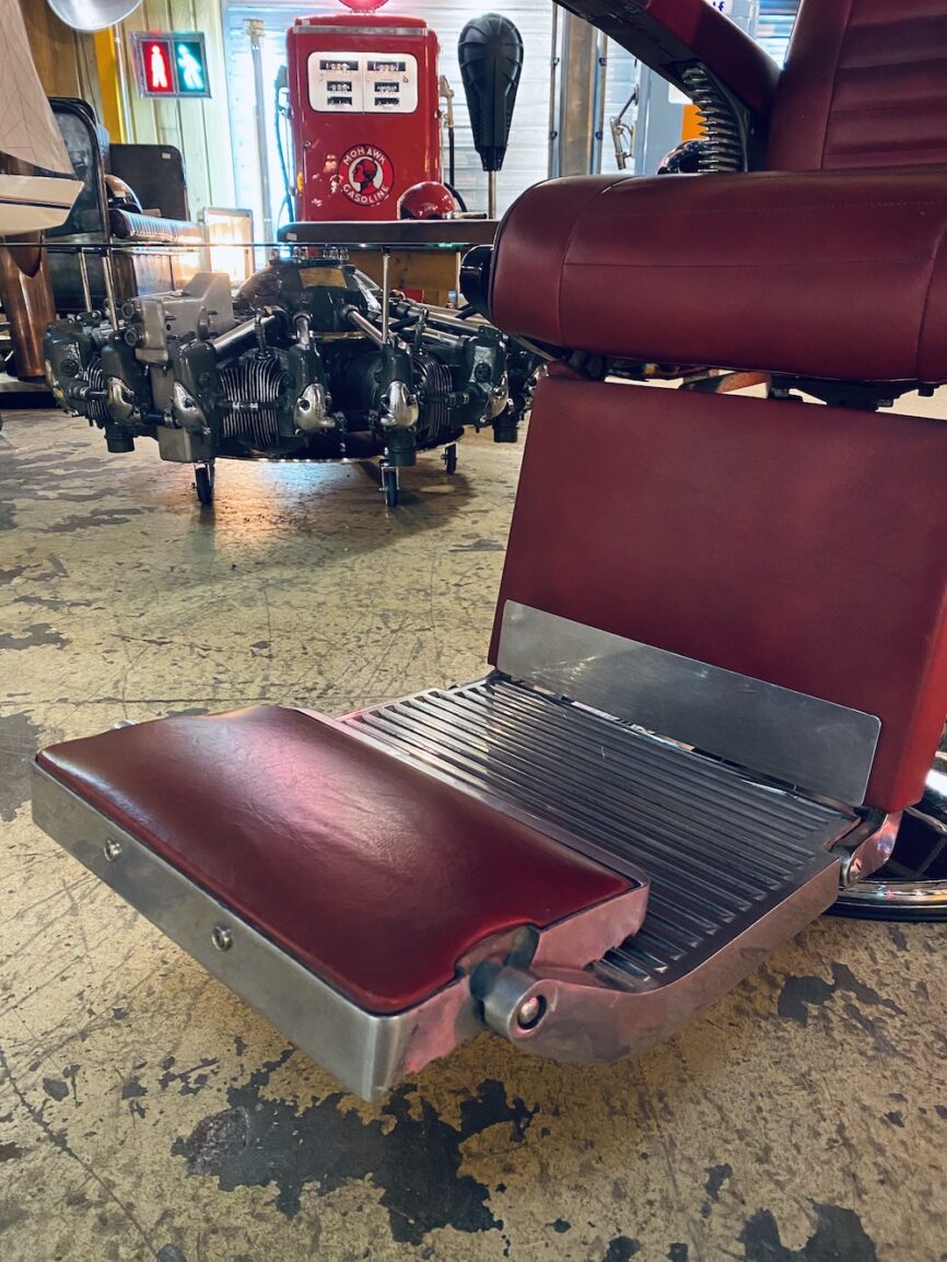 Fauteuil de barbier ancien en cuire