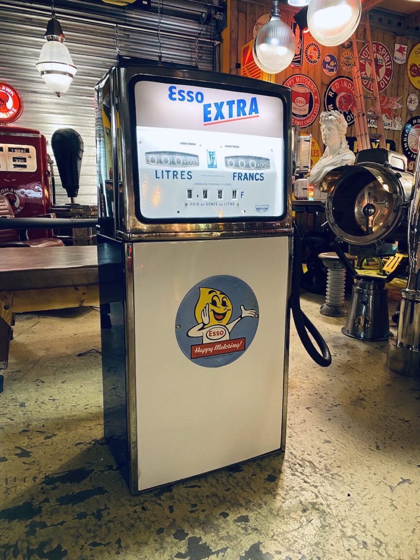 ancienne pompe à essence Esso