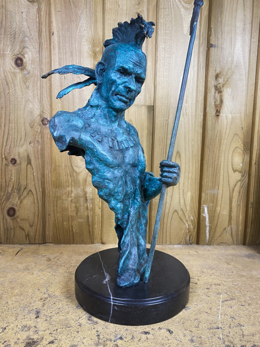 Sculpture en bronze d'un indien natif