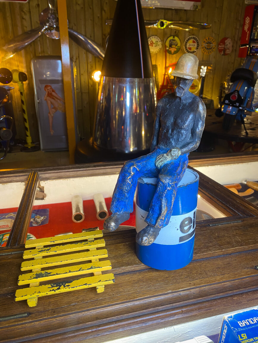 Worker en bronze sur bidon Elf