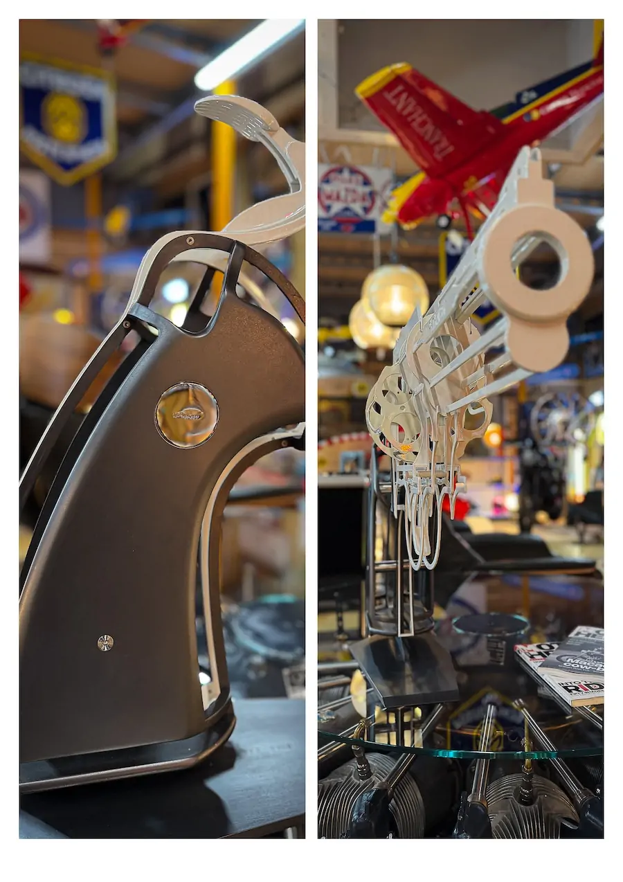 sculpture White Revolver par Jean Octobon