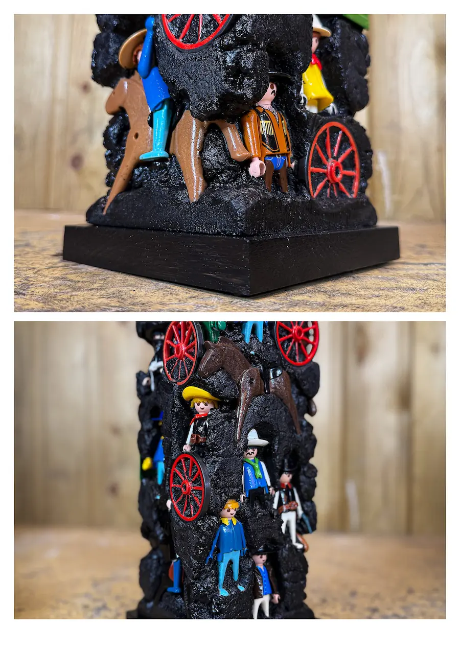Sculpture Compression Playmobils cow boys