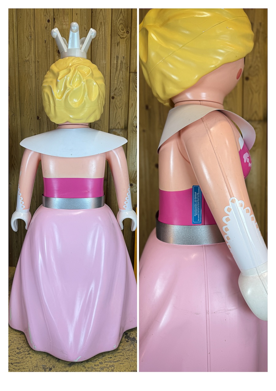 Statue publicitaire Playmobil géant reine rose